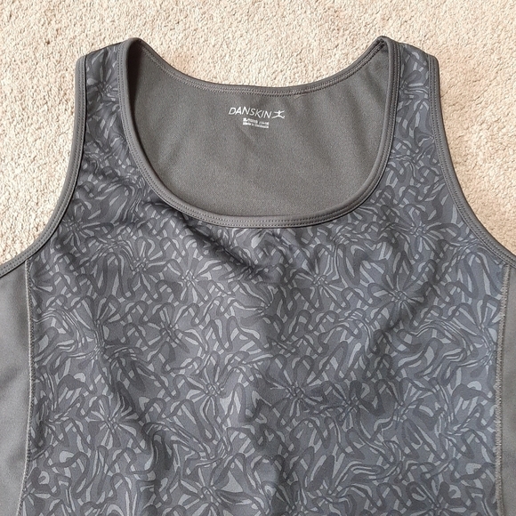 Danskin Athletic Racerback Keyhole Gray Tank Size XL - Picture 6 of 8